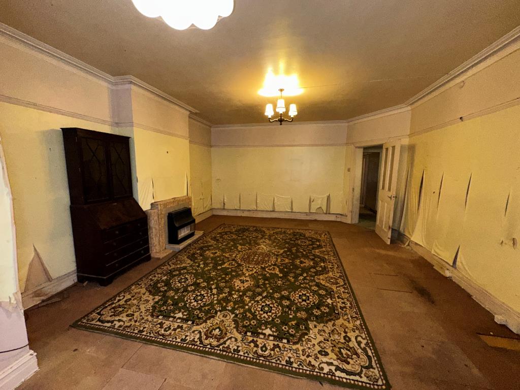 Lot: 16 - GARDEN FLAT FOR REPAIR AND REFURBISHMENT - Living Room